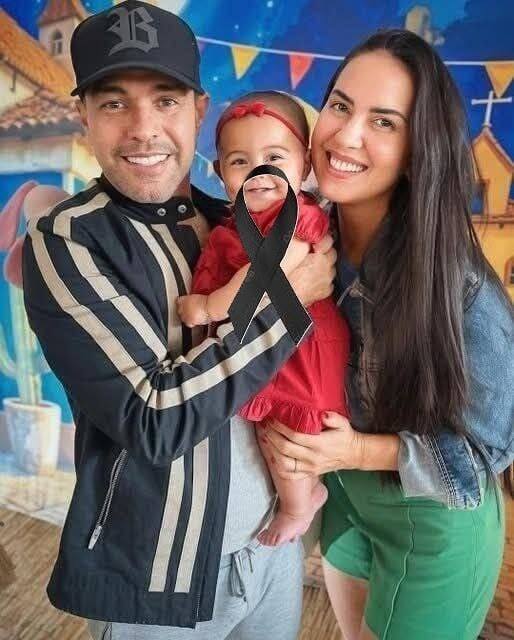 Young couple put daughter inside the fir…